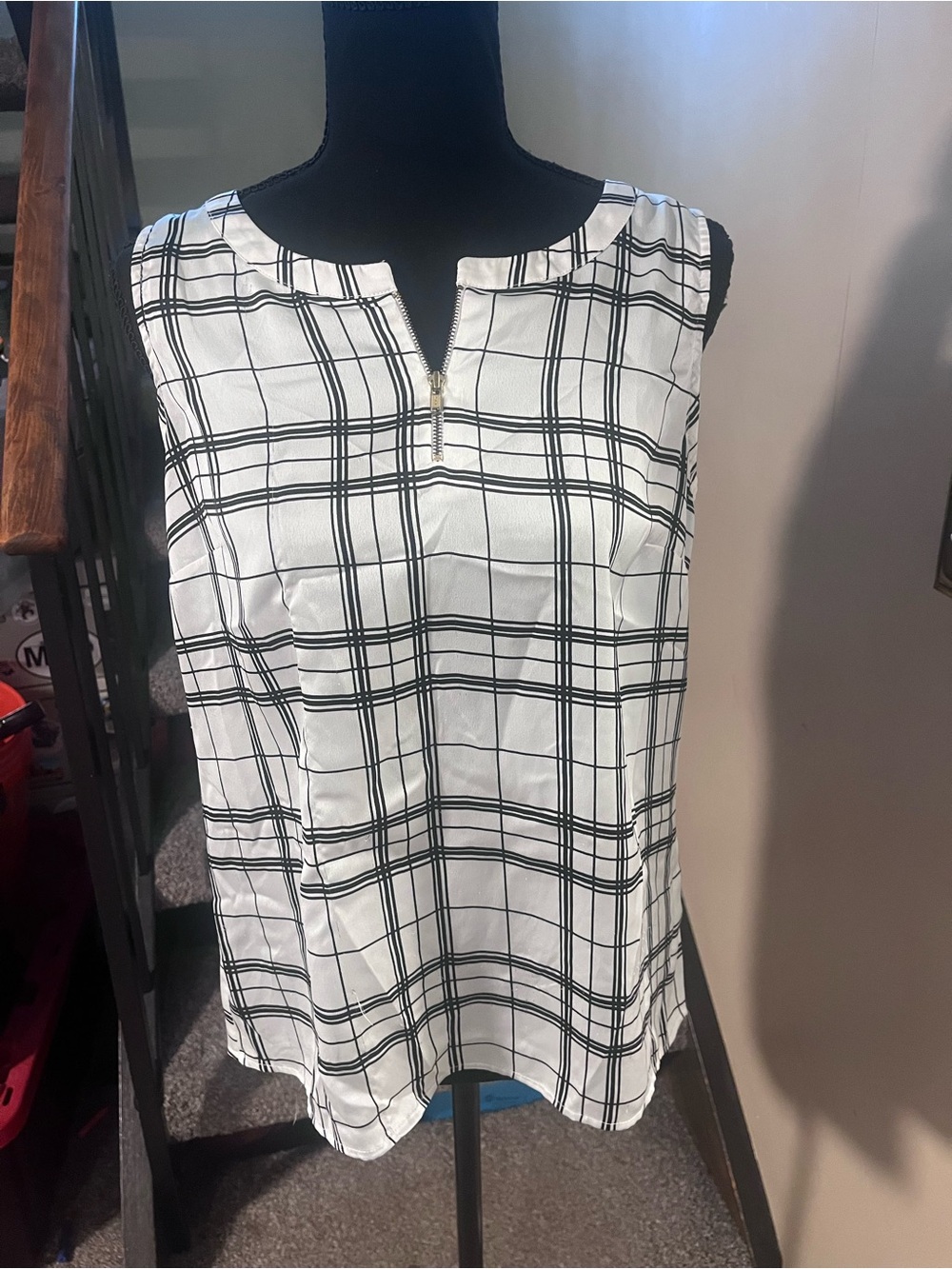 The Limited Women’s Sleeveless Top Blouse Black & White Plaid Size small